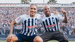 Paolo Guerrero y Jorge Fossati con camiseta de Alianza Lima.