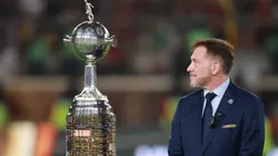 Alejandro Domínguez, presidente de Conmebol, junto al trofeo de Libertadores.