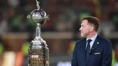 Alejandro Domínguez, presidente de Conmebol, junto al trofeo de Libertadores.