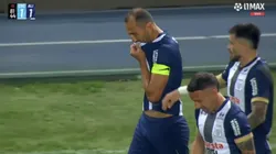 Hernán Barcos se besó el escudo de Alianza Lima tras su gol.