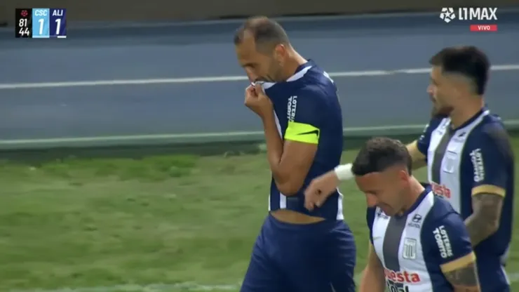 Hernán Barcos se besó el escudo de Alianza Lima tras su gol.