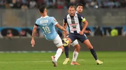 Hernán Barcos peleando el balón con Yoshimar Yotún.