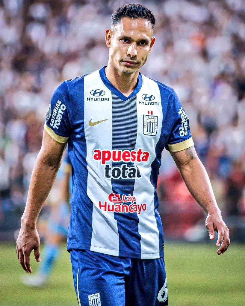 Renzo Garcés jugando en Alianza Lima. (Foto: X).