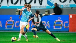 Ian Wisdom y Pablo Ceppelini disputando un balón.