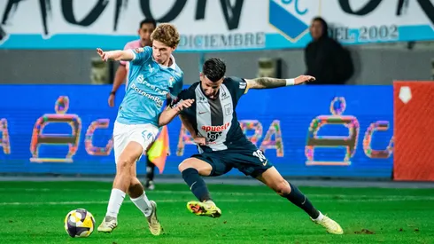 Ian Wisdom y Pablo Ceppelini disputando un balón.