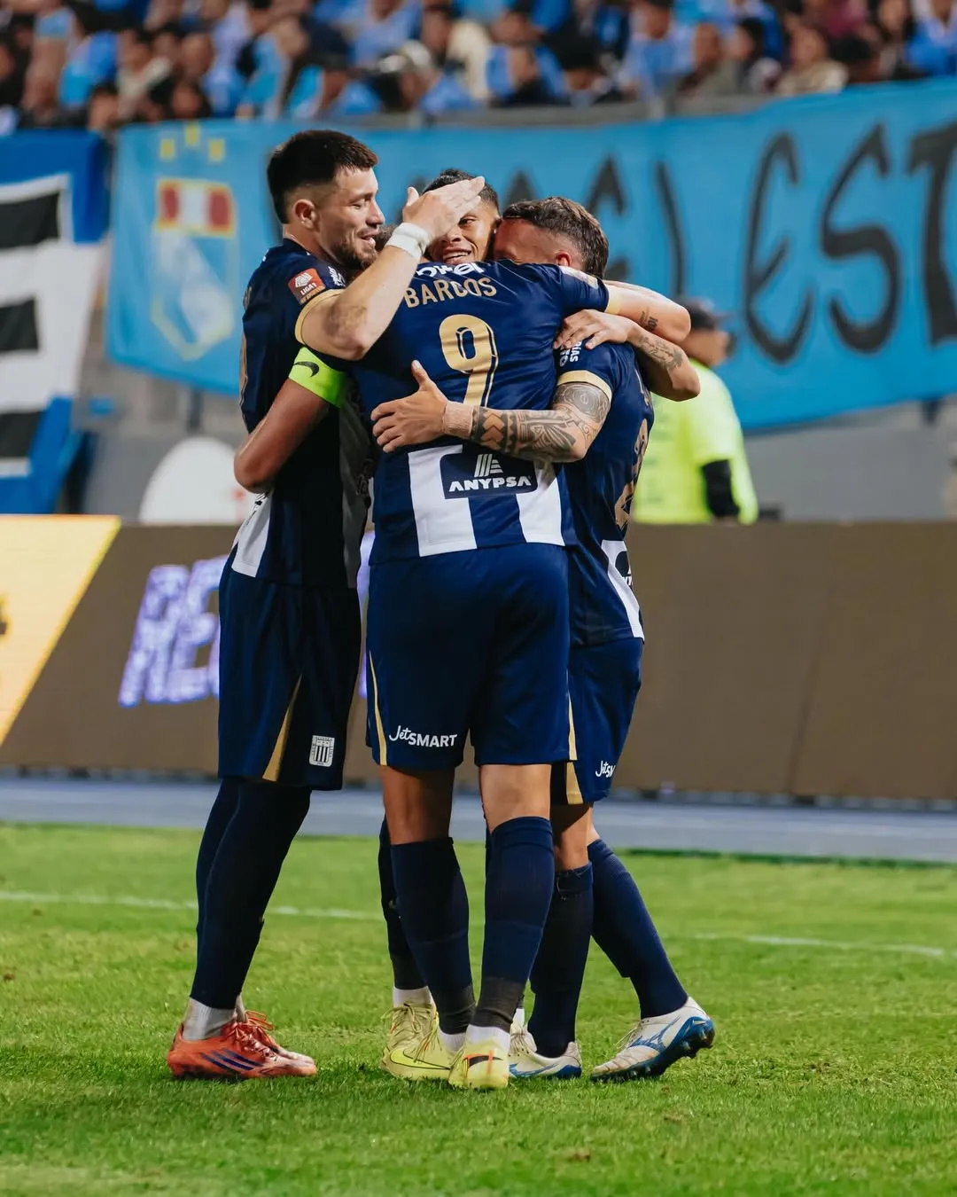 Alianza festejando el gol de Barcos ante Cristal. (Foto: Alianza Lima)