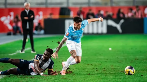 Santiago González y Eryc Castillo disputando un balón.
