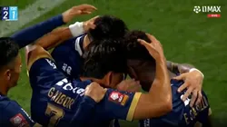 Todos saludan a Eryc Castillo por su doblete personal.