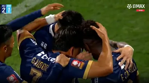 Todos saludan a Eryc Castillo por su doblete personal.