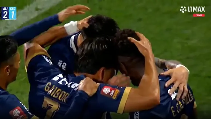Todos saludan a Eryc Castillo por su doblete personal.