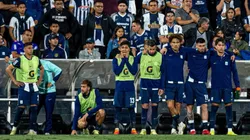 Jugadores de Alianza Lima en el banco de los suplentes.