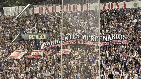 Hinchas de Alianza Lima protestan contra los dirigentes.