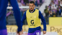 Sergio Peña calentando.