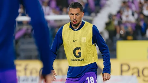 Sergio Peña calentando.