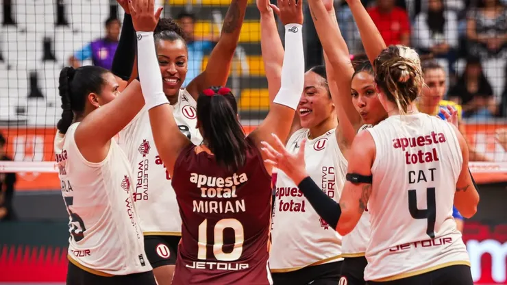 Universitario de Deportes celebrando.