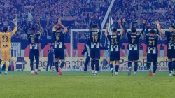 Plantel de Alianza Lima saludando.