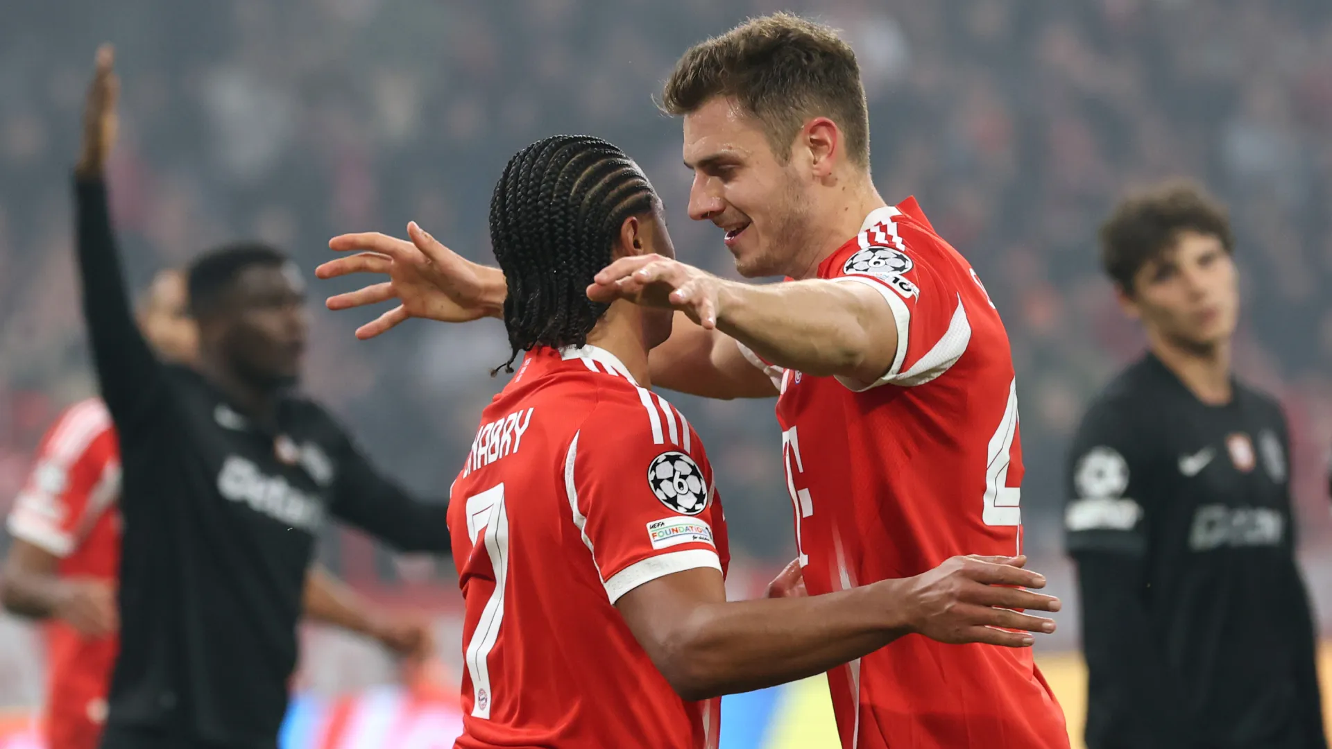 Serge Gnabry y el festejo de su gol con Stanisic en el Bayern Múnich vs. Sporting CP (Getty Images).