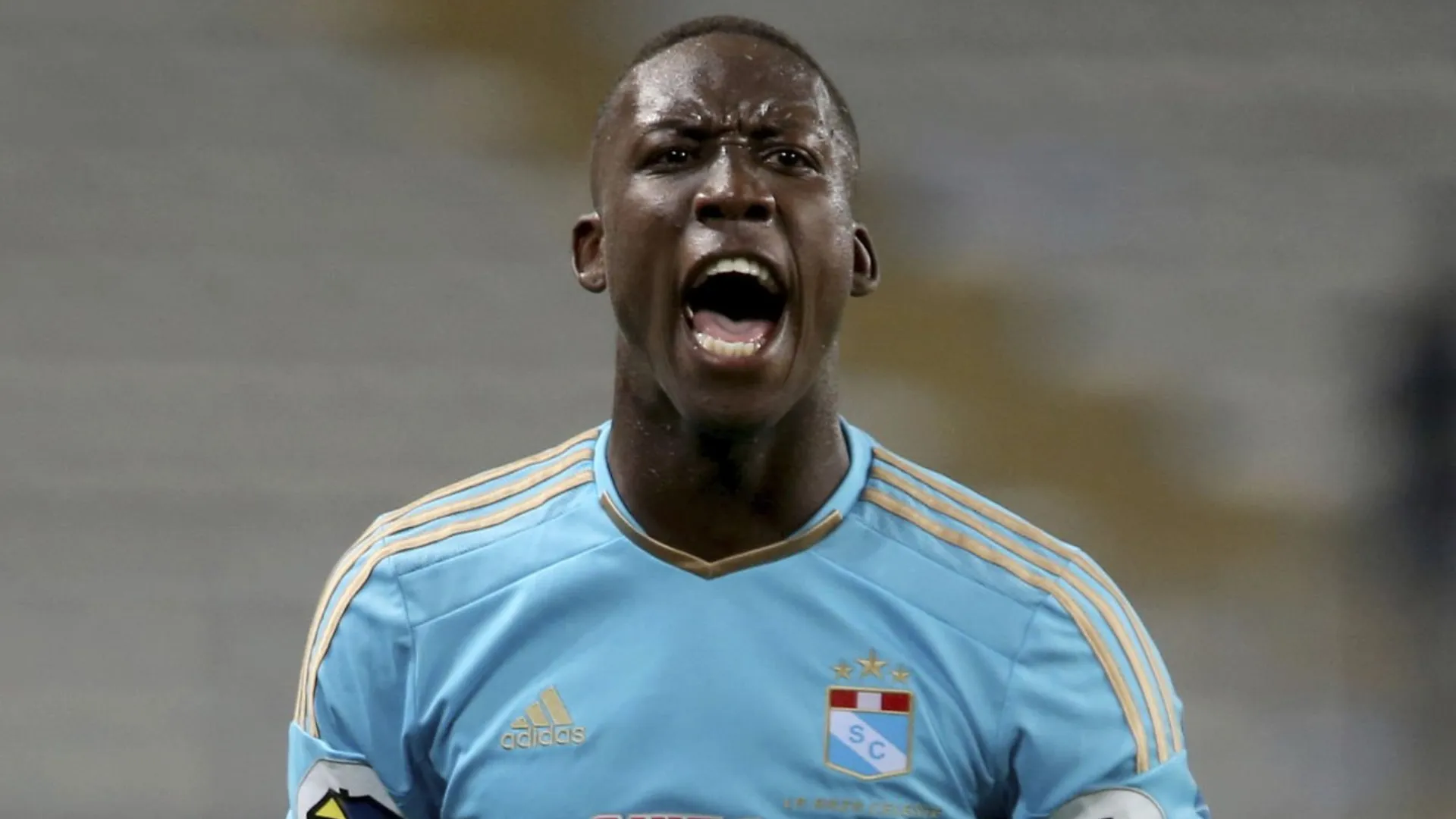 Luis Advíncula, en su paso por Sporting Cristal (Getty Images).