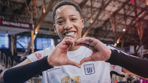 Clarivett Yllescas celebrando.