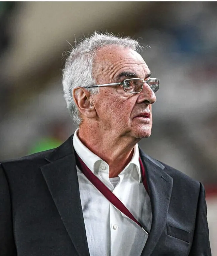 Jorge Fossati está expectante de su futuro en Universitario. (Foto: X).