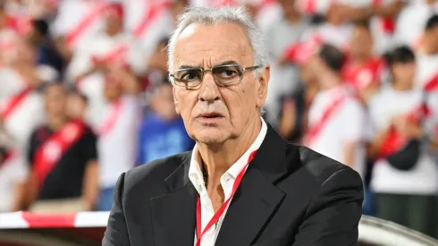 Entorno de Jorge Fossati ataca a Universitario por su posible despido.