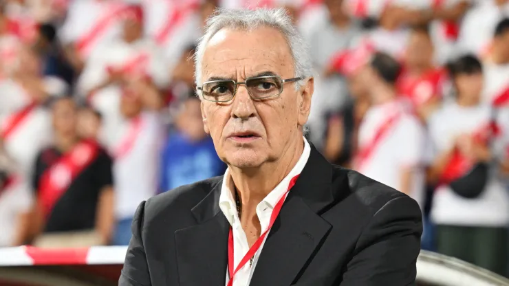 Entorno de Jorge Fossati ataca a Universitario por su posible despido.