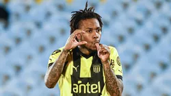 Abel Hernández con camiseta de Peñarol.