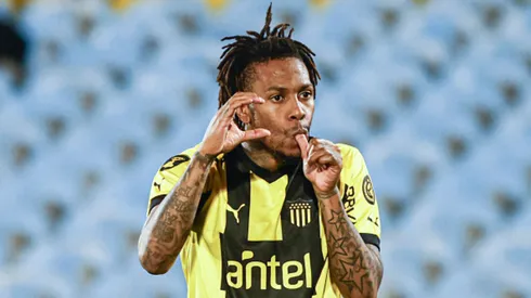 Abel Hernández con camiseta de Peñarol.