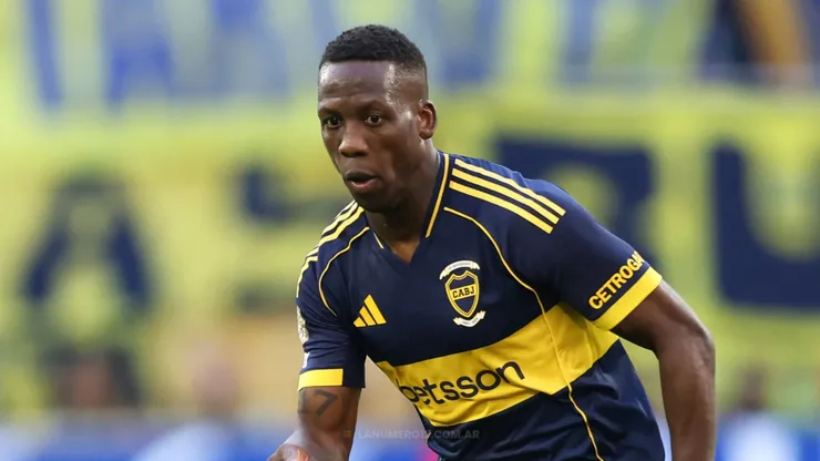 Luis Advíncula con camiseta de Boca Juniors.