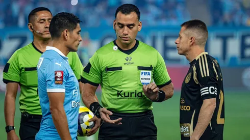 Irven Ávila y Nicolás Silva en el sorteo de cancha en el Estadio Nacional.