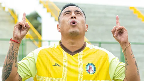 Christian Cueva con camiseta de Juan Pablo II.