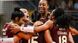 Jugadoras de Universitario celebrando.