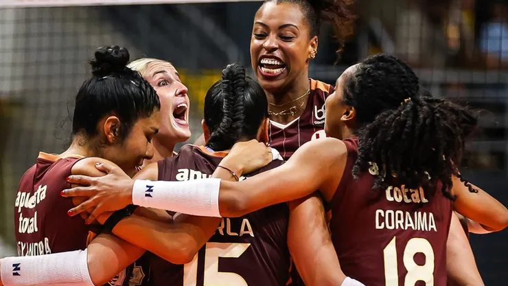 Jugadoras de Universitario celebrando.