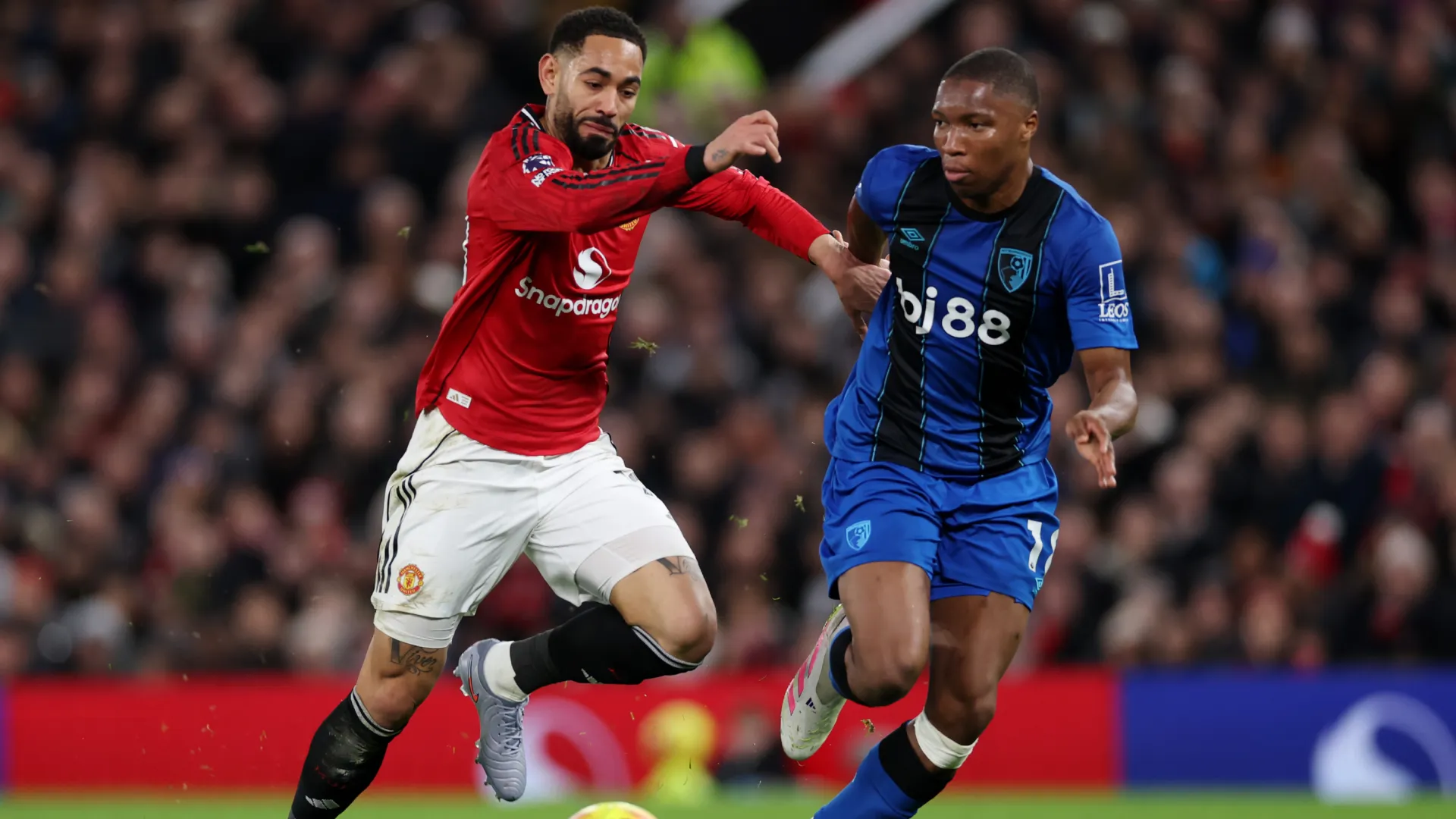 Matheus Cunha ante Diakité, en el Manchester United vs. Bournemouth (Getty Images).