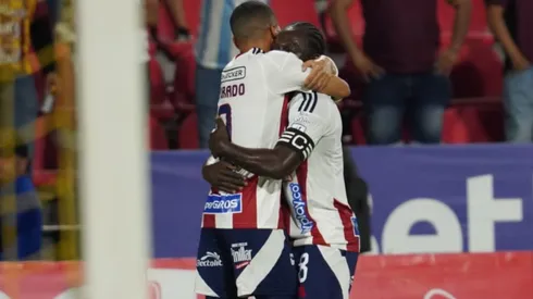 Jugadores de Junior celebrando.