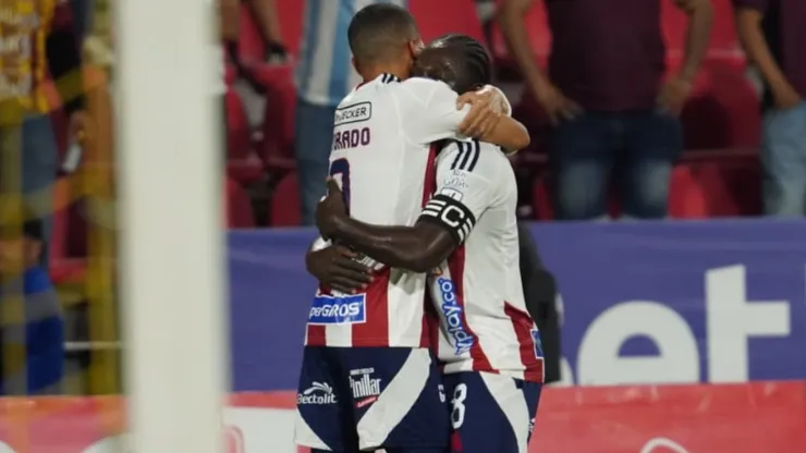 Jugadores de Junior celebrando.