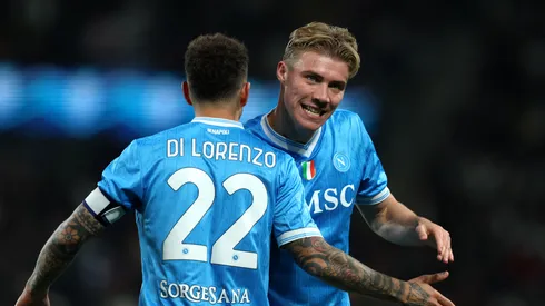 Rasmus Hojlund, en festejo con Giovanni Di Lorenzo.