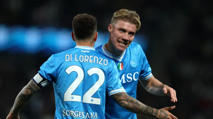 Rasmus Hojlund, en festejo con Giovanni Di Lorenzo.