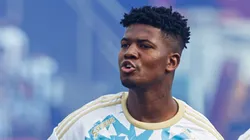 Washington Corozo con camiseta de Emelec.