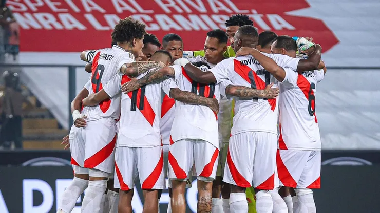 Jugadores de la Selección Peruana abrazados.