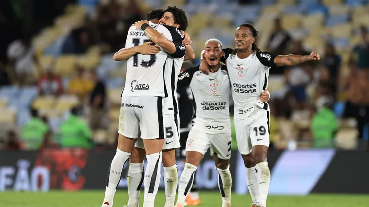 El festejo de Carrillo con sus compañeros en Corinthians.