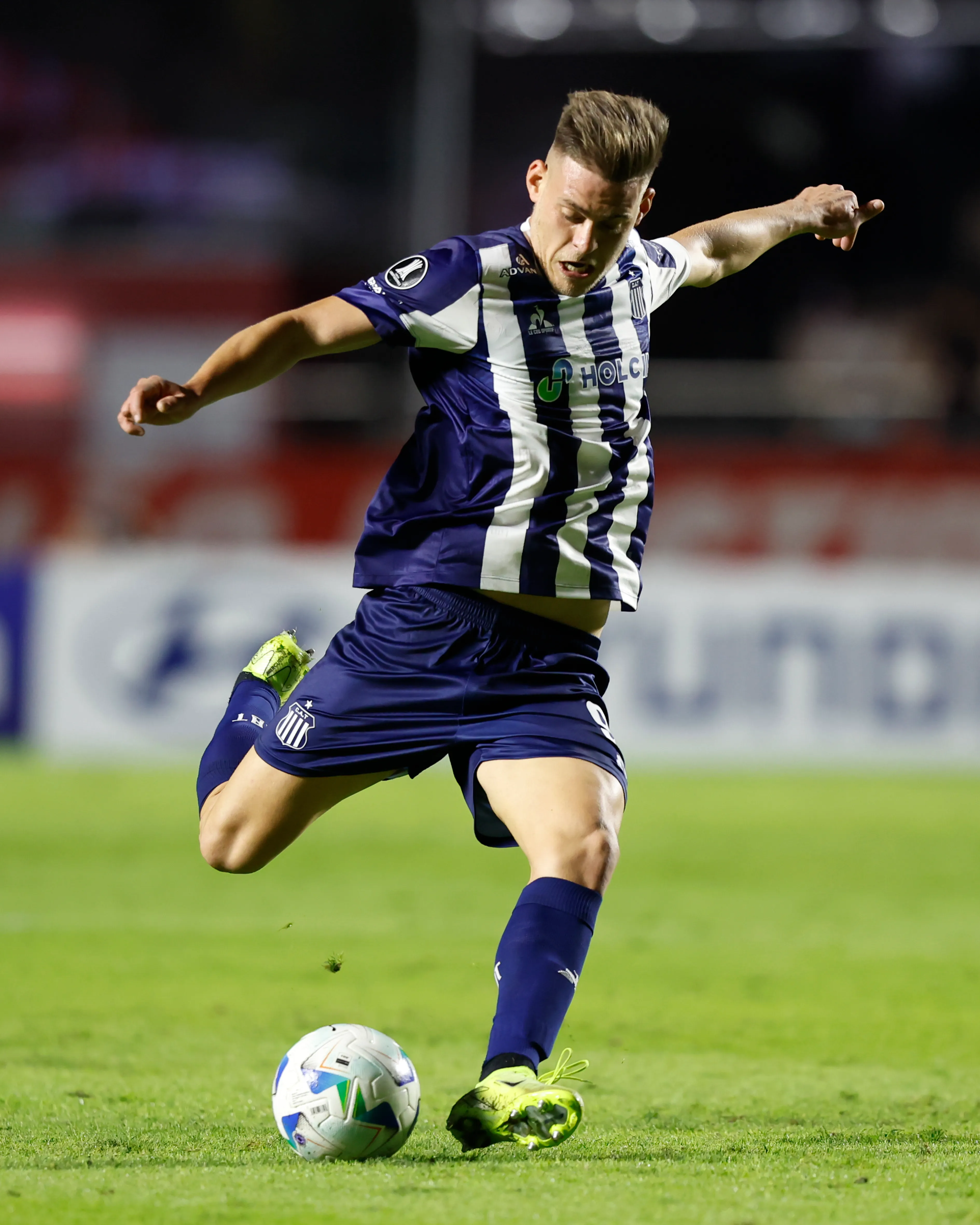 Federico Girotti jugando con Talleres ante Sao Paulo de Brasil. (Photo by Miguel Schincariol/Getty Images)
