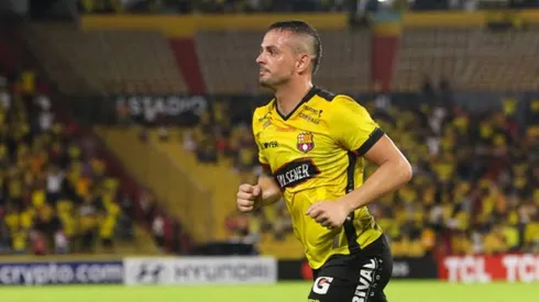 Octavio Rivero con camiseta de Barcelona SC.