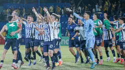 Jugadores de 2 de Mayo celebrando.