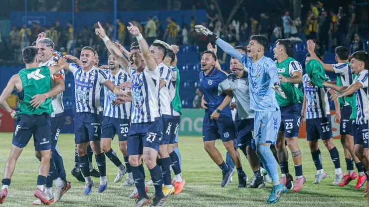 Jugadores de 2 de Mayo celebrando.