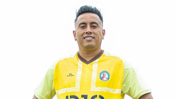Christian Cueva con camiseta de Juan Pablo II.