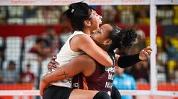 Jugadoras de Universitario celebrando.