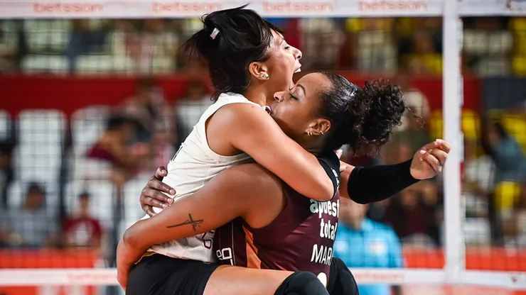 Jugadoras de Universitario celebrando.
