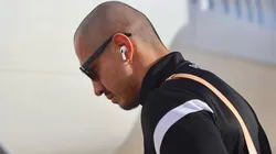 Gianluca Lapadula subiendo a un avión.