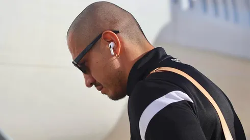 Gianluca Lapadula subiendo a un avión.